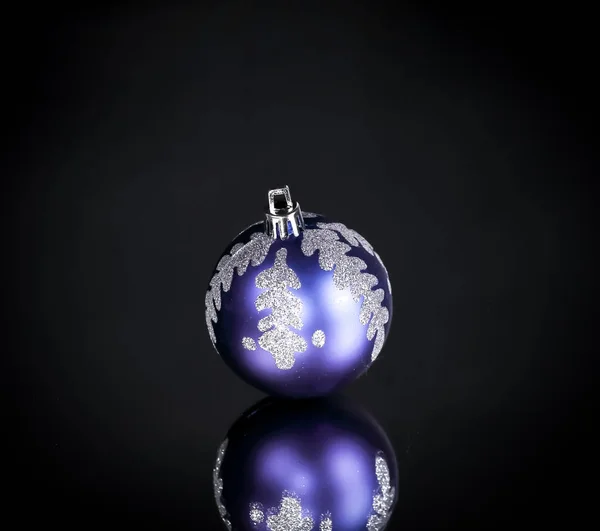 Boule de Noël bleu vif sur fond noir . — Photo