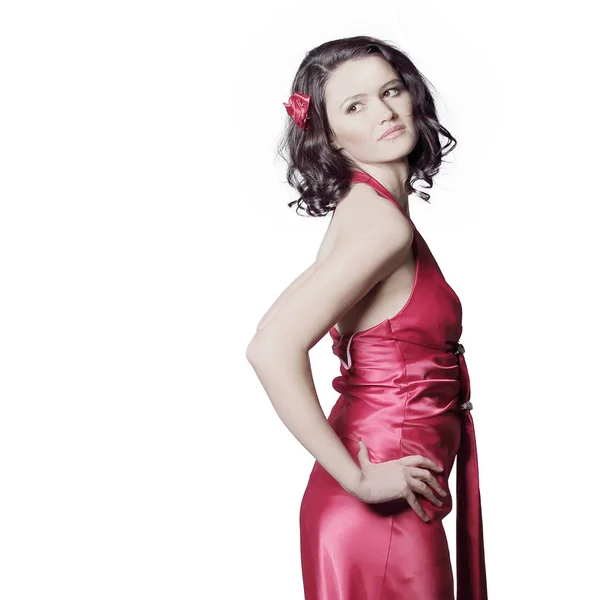 Πορτραίτο μιας σύγχρονης νεαρής γυναίκας σε ένα κόκκινο φόρεμα βράδυ — Φωτογραφία Αρχείου