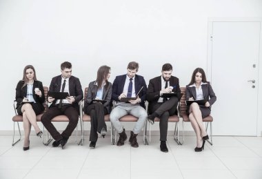 iş takım Ofis koltukları konferans salonunun lobide oturan çalışma toplantıdan önce belgelerle