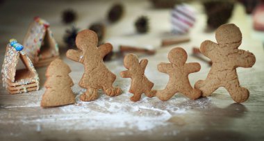 Noel masasında mumlar ve zencefilli çörekler