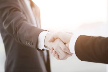 up.Business el sıkışma bulanık arka plan üzerinde kapatın.
