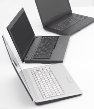 boş bir ofiste açık belgili tanımlık okul sırası üstünde laptop