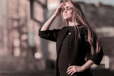 büyük şehrin arka plan üzerinde emin iş kadını