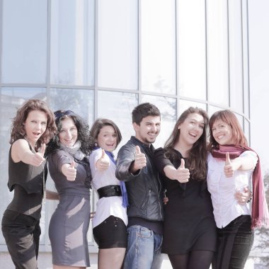 Grup başarılı öğrenci başparmak gösterilmesini