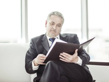 yeni bir sözleşme şartları belgeleriyle deneyimli avukat değerlendirmeleri