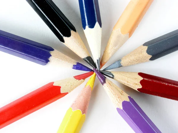 Zavřít up.colored tužky nad sebou v kruhu na bílé poz — Stock fotografie