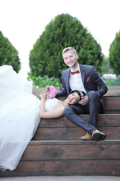 Красивая пара молодоженов в день свадьбы — стоковое фото