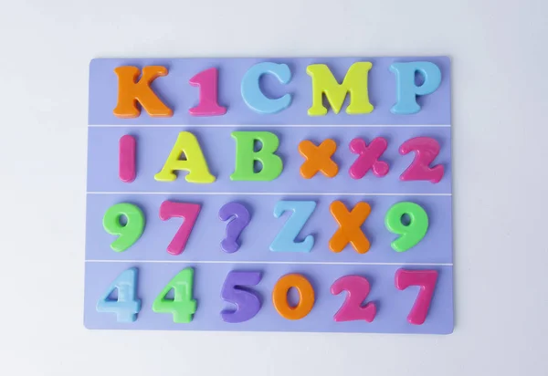 Alfabeto plástico magnético inglés de color sobre fondo azul —  Fotos de Stock