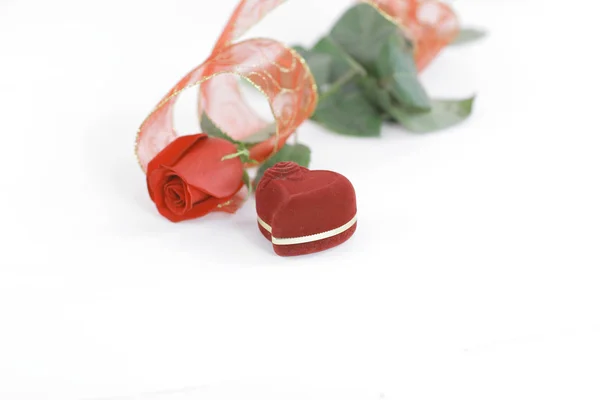 红色玫瑰和盒子在白色背景上的戒指. 带复制空间的照片 — 图库照片