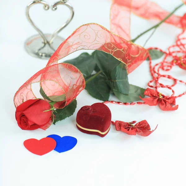 Rose i pole z pierścieniem na Walentynki karty .photo z — Zdjęcie stockowe