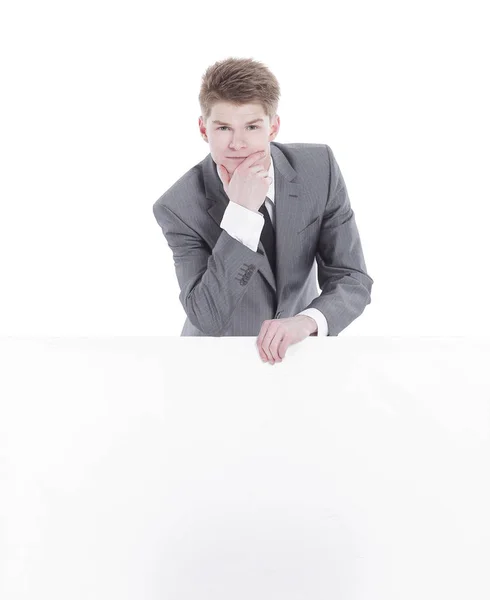 Joven empresario exitoso con banner en blanco.aislado en un blanco — Foto de Stock