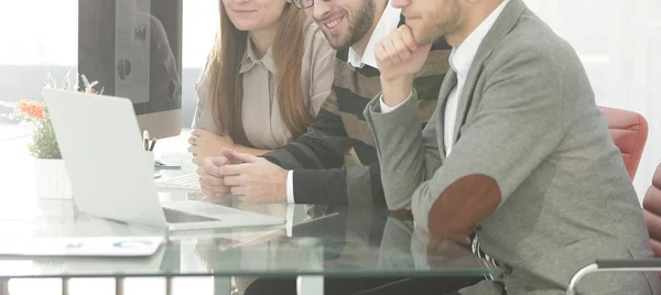 Equipe de negócios bem sucedida sentado na mesa — Fotografia de Stock