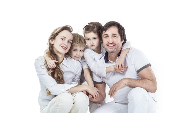 Семейный портрет: родители с дочерью и сыном на белом фоне — стоковое фото