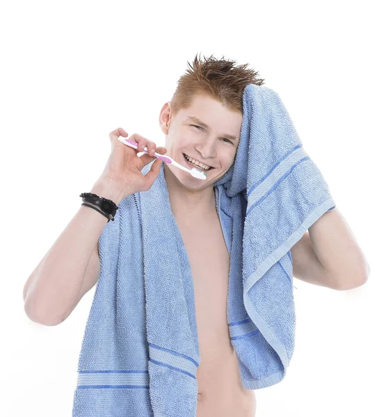 Joven con toalla y cepillo de dientes. Aislado en blanco — Foto de Stock