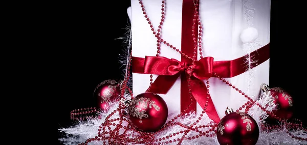 Caja con regalo de Navidad y decoraciones de Navidad en un negro —  Fotos de Stock