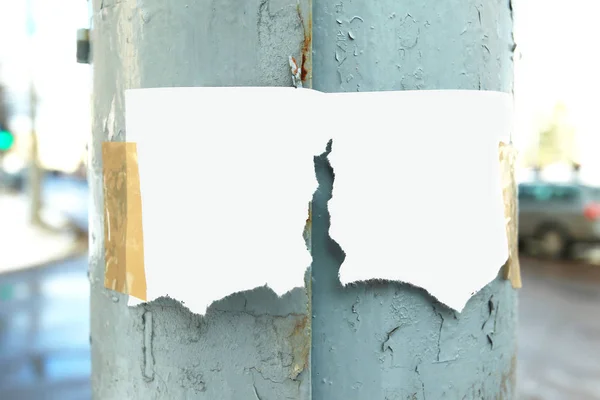 Due strappato un foglio bianco sulla vecchia recinzione — Foto Stock