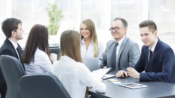 Equipe Negócios Realiza Uma Oficina Escritório Foto Com Lugar Para — Fotografia de Stock