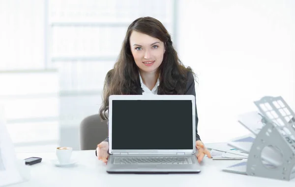 Mulher gerente está mostrando em um laptop — Fotografia de Stock