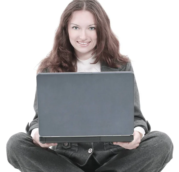 Katta oturan dizüstü bilgisayarda çalışan iş kadın — Stok fotoğraf