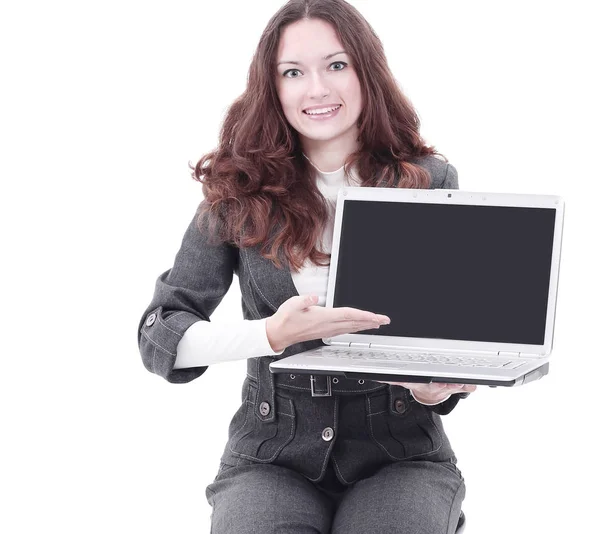 Dizüstü bilgisayarı gösteren genç iş kadını — Stok fotoğraf
