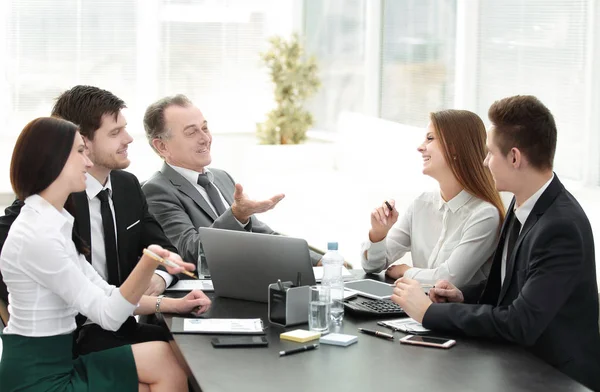 Colegas de negócios conversando no Desk no escritório — Fotografia de Stock