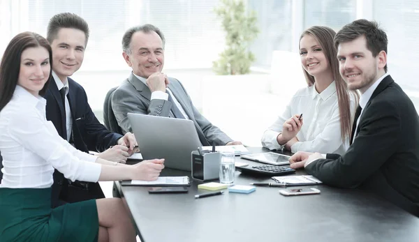 Porträt eines erfolgreichen Geschäftsteams am Arbeitsplatz — Stockfoto