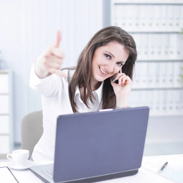 Mujer de negocios exitosa mostrando pulgar hacia arriba en el lugar de trabajo — Foto de Stock