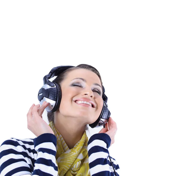 Close up .stylish girl listening to music with headphones — стоковое фото