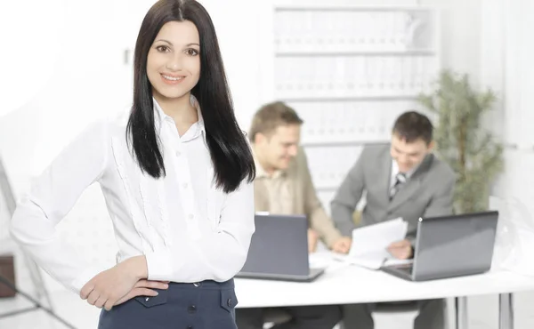 Женщина менеджер на фоне офиса — стоковое фото