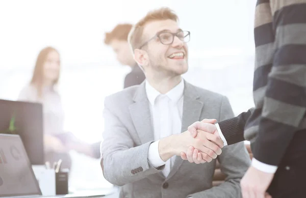 Manager och klienten skaka hand när mötet på kontoret — Stockfoto