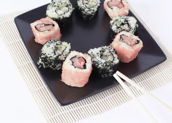 Sushi seti - Maki sushi ve chopsticks bir b farklı — Stok fotoğraf