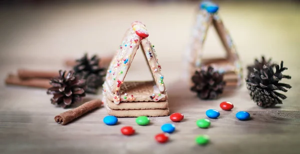 Kersttafel. kaneelstokjes, koekjes en dennenappels op hout — Stockfoto