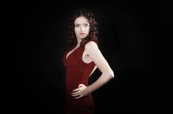 Bela mulher em vestido vermelho com maquiagem à noite — Fotografia de Stock