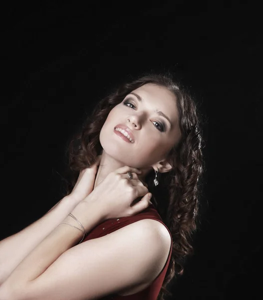 Retrato de mujer hermosa en vestido rojo posando para la cámara — Foto de Stock