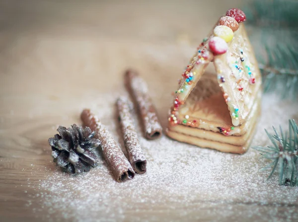 Kaneelstokjes en koekjes aan de kersttafel — Stockfoto