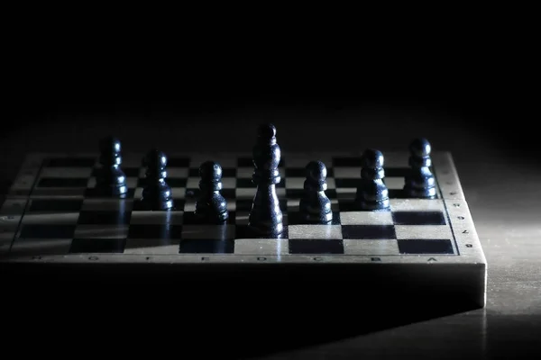 Rei e peões no conceito chessboard.strategy — Fotografia de Stock
