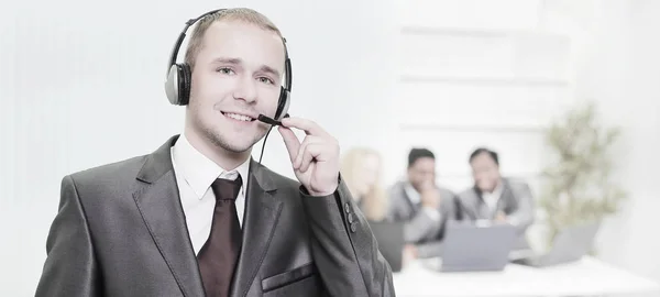 Call center dipendente responsabile con auricolare sullo sfondo — Foto Stock