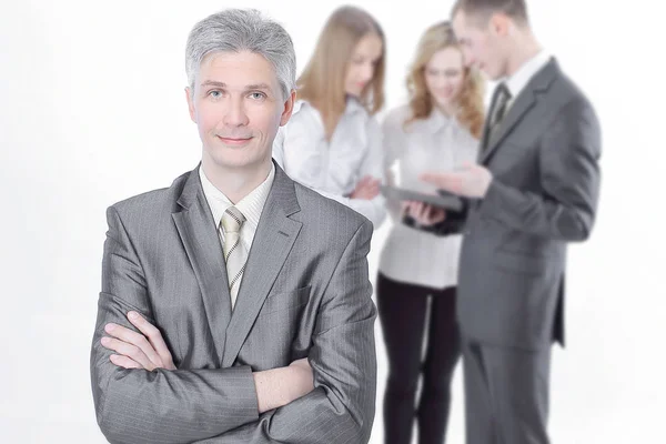 Portret van succesvolle zakenman op de achtergrond van de werknemers — Stockfoto