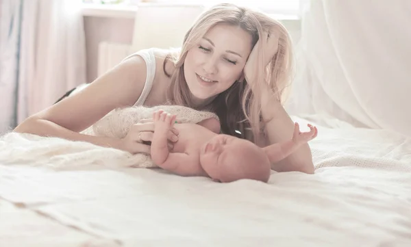 Gelukkig moederschap concept - gelukkige moeder en pasgeboren baby in de — Stockfoto