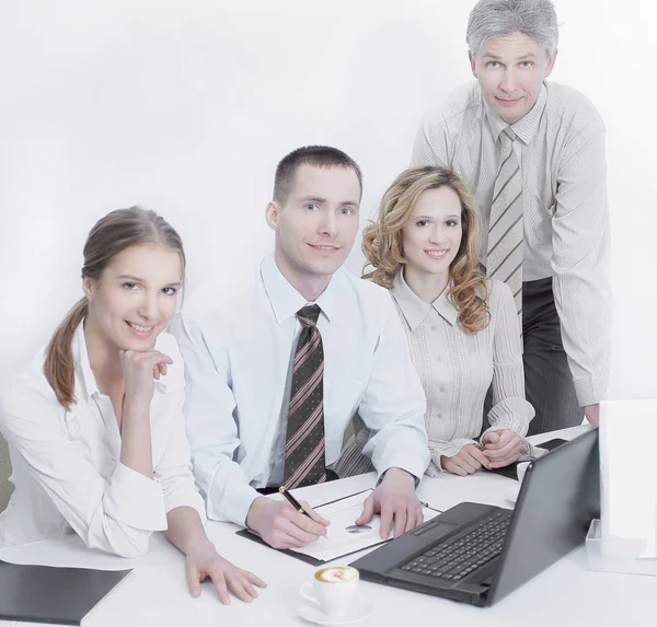 Портрет успешной бизнес-команды на рабочем месте в офисе — стоковое фото