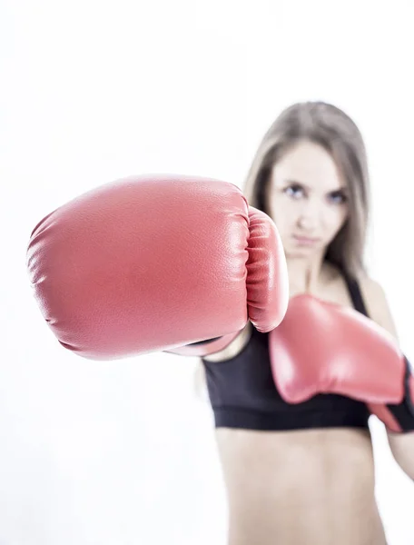 Conceito de propósito: retrato de jovem mulher esportiva em luvas de boxe — Fotografia de Stock