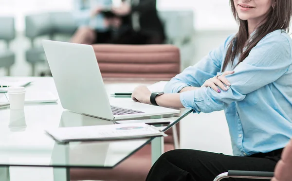 Porträtt av Manager Finance på arbetsplatsen i ett modernt kontor — Stockfoto