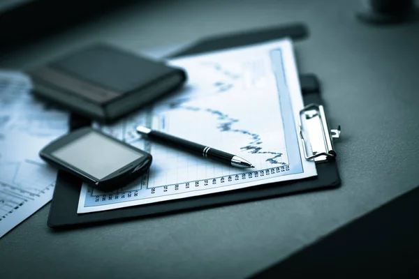 Businessplan mit Smartphone und Stift. Buchhaltung — Stockfoto