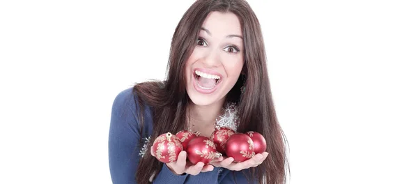 Muito feliz jovem mulher mostrando bolas de Natal . — Fotografia de Stock