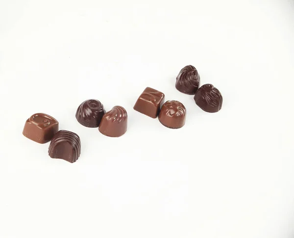 Несколько шоколадных конфет изолированы на white.photo с копировальным пространством — стоковое фото