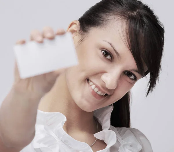 Junge Geschäftsfrau zeigt leere Visitenkarte . — Stockfoto