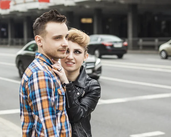 Couple aimant debout près du passage pour piétons dans la grande ville — Photo