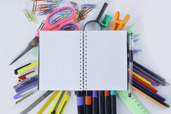 Geöffneter Notizblock auf Büromaterial auf weißem Hintergrund — Stockfoto