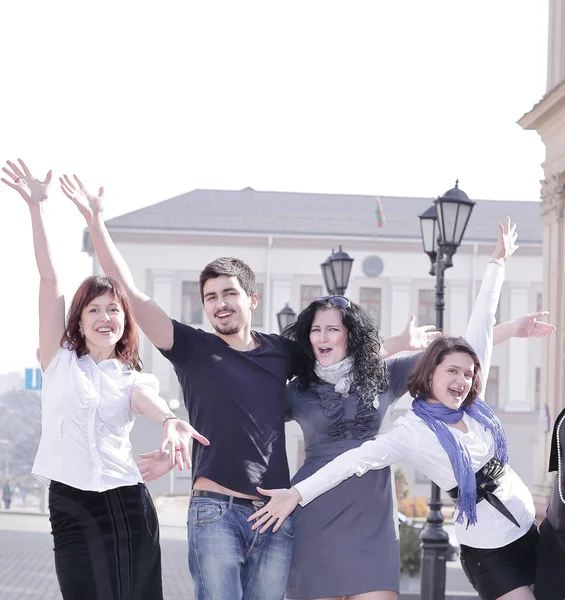 Groep gelukkige studenten permanent op straat . — Stockfoto