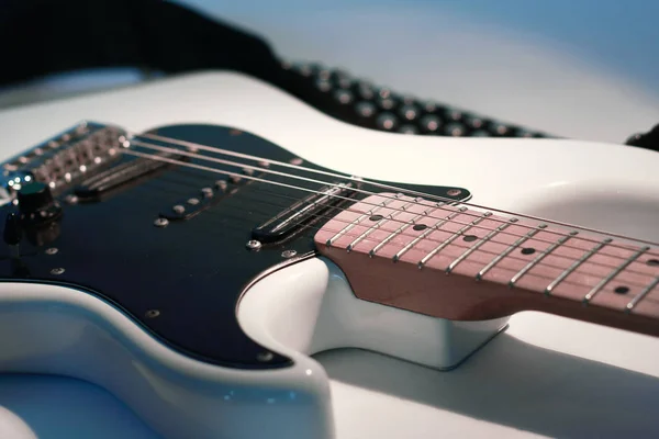 Closeup.black guitarra sobre um fundo branco . — Fotografia de Stock